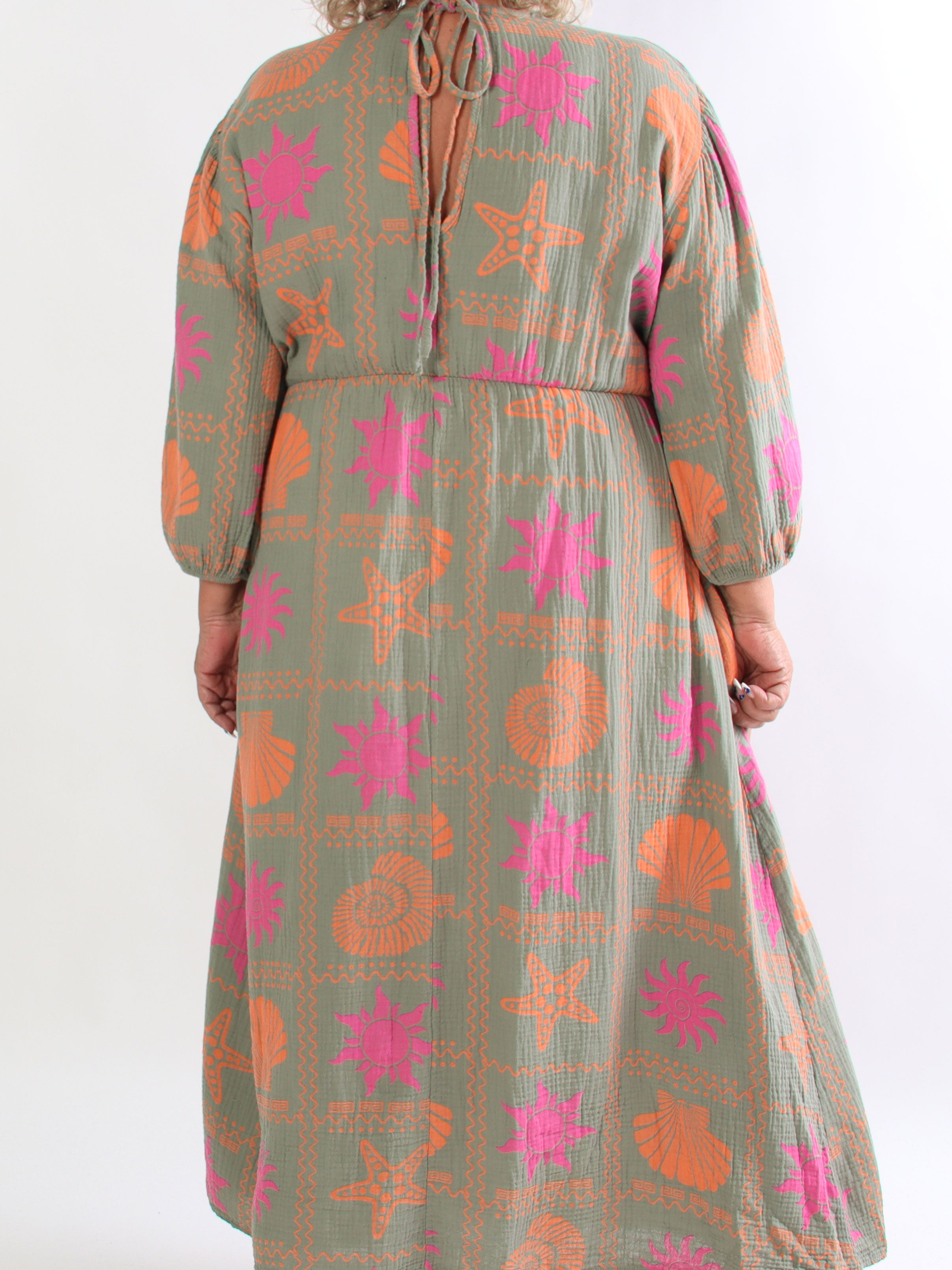 Jasmin - Lang plus size kjole i blød musselinstof med farverige motiver